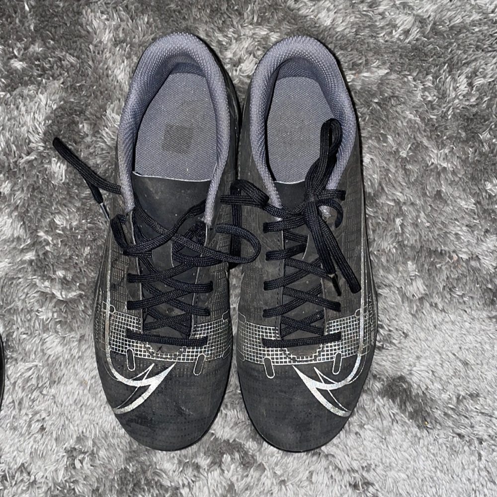 Youth Nike Size 5 Soccer Cleats